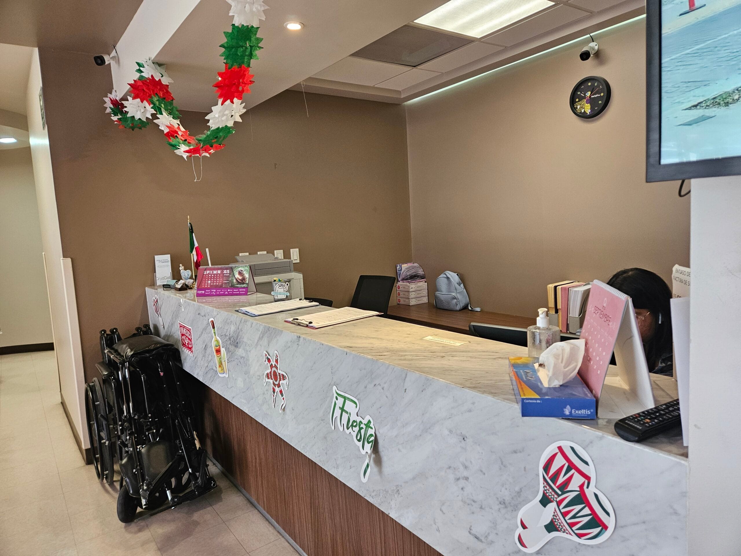 Fotografía recepción con silla de ruedas del consultorio del Dr. Antonio Salinas