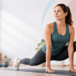 Mujer realizando ejercicio de fuerza con técnica controlada y enfoque en piso pélvico, informada sobre la tecnica correcta para hacer ejercicio con prolapso o incontinencia.